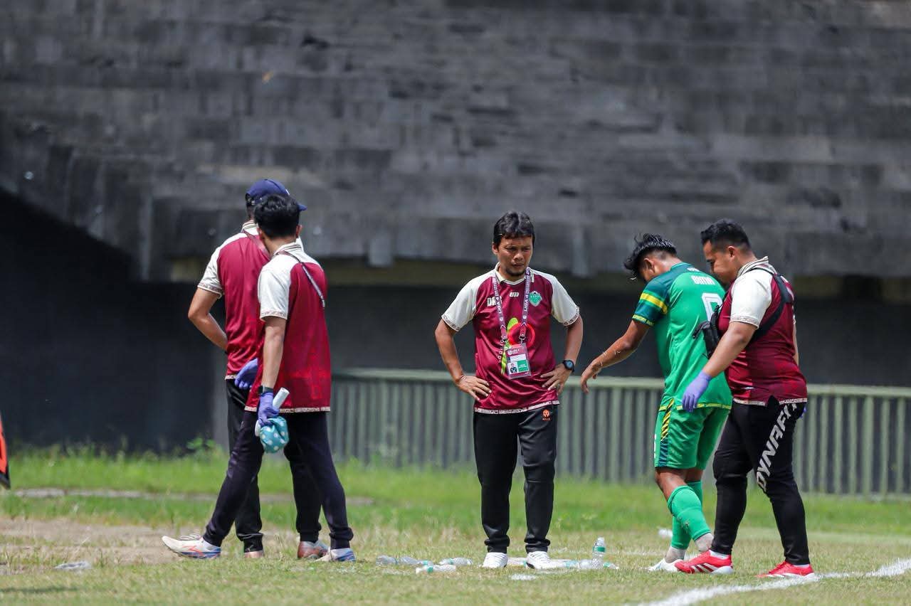  Pelatih PSPP, Dian Rama Putra, saat berikan  instruksi pada pemain